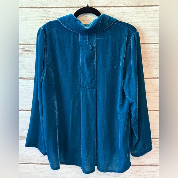 Habitat Blue Velvet Button Down Shirt Size XS Soft Timeless Office Wear Church - Picture 2 of 7
